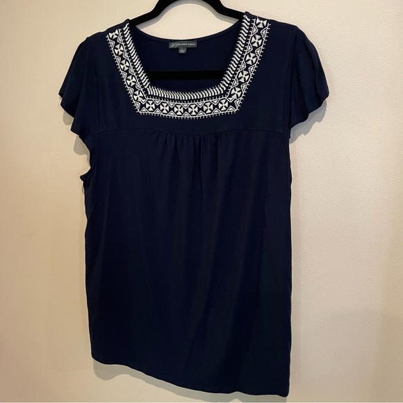 Navy blue Adrianna Papell short sleeve blouse with white embroidery, size Large - Picture 2 of 4
